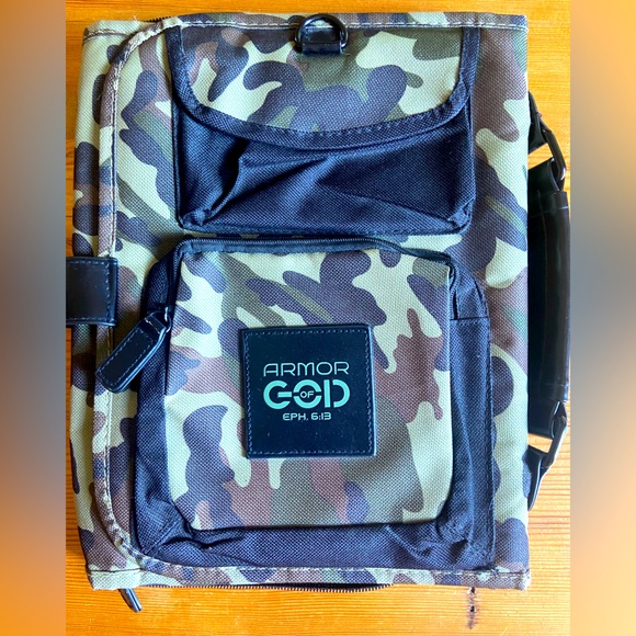 Armor Of God Camouflage Bible Cover Tri-Fold Organizer - Picture 1 of 5